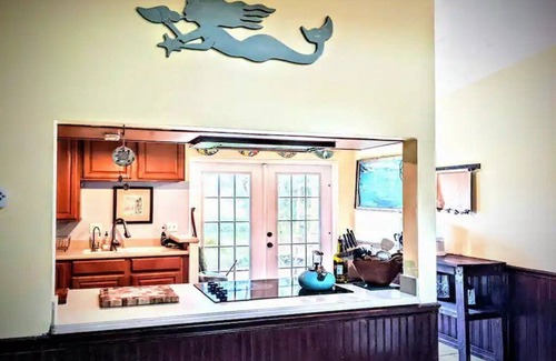 North Beach Casa | Surfers Paradise: Cozy Home near Hanna Park Poles