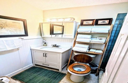 North Beach Casa | Surfers Paradise: Cozy Home near Hanna Park Poles