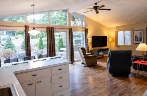 Holland Cabaña | Sweet 3 bedroom Cottage Near Lake Michigan Beach!