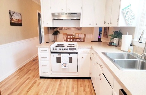 Wilmington Casa | Sweet Escape is 3 miles to Wrightsville Beach & 8 miles to Downtown Riverfront~