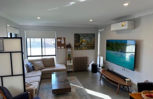 Austral Casa | Sydney Stay - 5 Bedroom with AC, Study and TVs