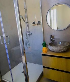 Centre-Ville Apartamento | T2 neuf, climatisé - Hyper centre de Saint-Pierre, mer 4 minutes a pied
