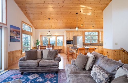 Truckee Casa | Tahoe Donner Pinnacle Loop Mountain 5 Bedroom Home by RedAwning