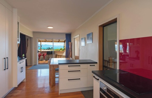 Tahunanui Casa | Tahuna Views - Sweeping Bay Views with a Spa Pool. Easy Walk to the Beach!