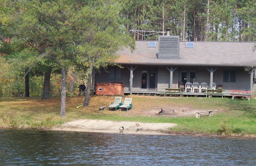 Black River Falls Casa | Tall Pines Lodge (Cottages On Serenity Lake) con 80 acres de vida silvestre.
