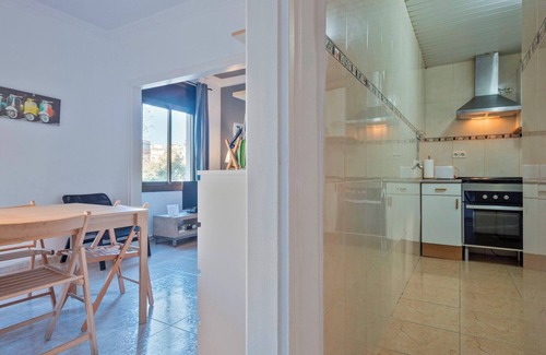 La Nova Esquerra de l'Eixample Apartamento | TARRADELLAS 3, PARA 14 PERSONAS, muy cerca Estació de Sants, llegada tren aeropuerto, muy bien comunicado y rodeado de comercios y restaurants