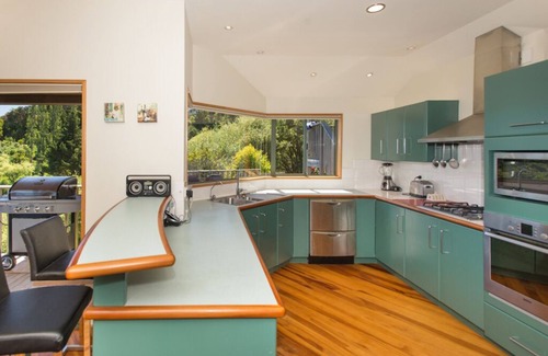 Tahunanui Casa | Tasman Vista - Stunning Nelson Holiday Home with Spa Pool