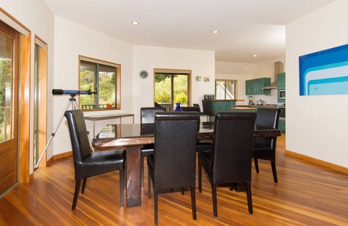 Tahunanui Casa | Tasman Vista - Stunning Nelson Holiday Home with Spa Pool
