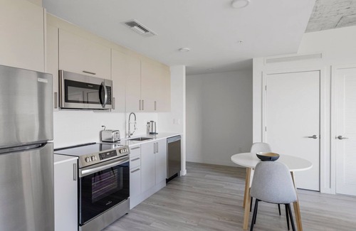 Edgewater Apartamento | Tasteful Wynwood 1BR w/ Gym & Roof Pool, nr Shops & Dining, by Blueground
