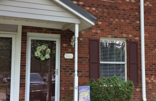 Lewisville Casa | Decorada con buen gusto, la casa adosada de 2 pisos ofrece una estancia muy cómoda