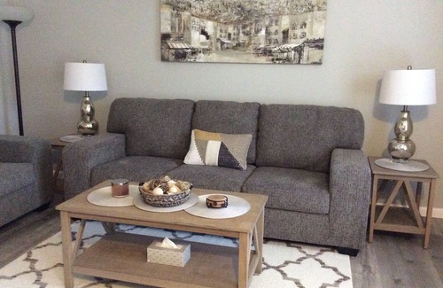 Lewisville Casa | Decorada con buen gusto, la casa adosada de 2 pisos ofrece una estancia muy cómoda