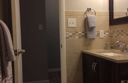 Lewisville Casa | Decorada con buen gusto, la casa adosada de 2 pisos ofrece una estancia muy cómoda