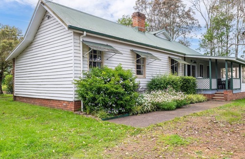 Wallalong Casa | Tatbern Park Cottage Wallalong next to Wallalong House wedding venue - suits up to 10 guests