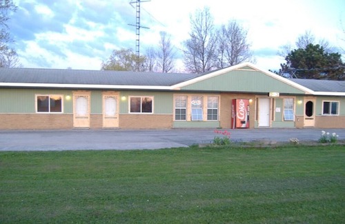 Waubaushene Hotel | Tay Motel