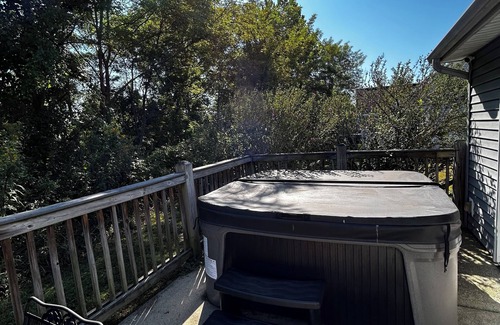 Taylorsville Cabaña | Taylorsville Tranquil Retreat: 2BD/2BA with Hot Tub, Lake Access, Bourbon Trail