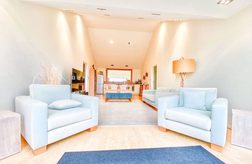 Te Ngaire Casa | Te Koha luxury hillside beach estate set on 1.6 acres: House and Villa