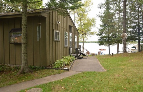 Superior Casa | TeeGeeLee Lakefront Cabin en Amnicon, disponible el 15 de mayo