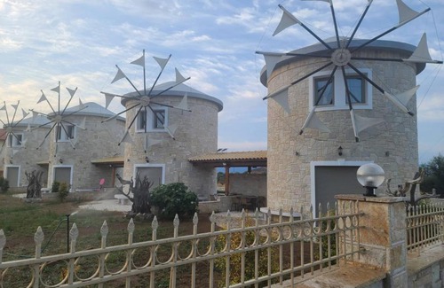 Aigialeia Casa | Temeni windmills