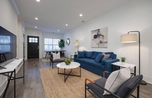 Charlotte Park Casa | Ten Minutes to Broadway Gorgeous Gated Townhome