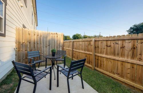 Charlotte Park Casa | Ten Minutes to Broadway Gorgeous Gated Townhome