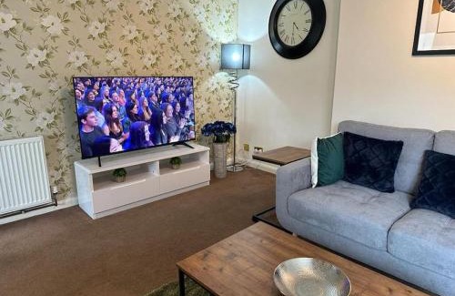 Wootton Bassett Casa | Tennyson House - Cul De Sac 3 Bedroom House for Families, Business Travellers, Contractors, Free Parking & Wifi, Nice Garden