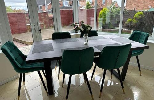 Wootton Bassett Casa | Tennyson House - Cul De Sac 3 Bedroom House for Families, Business Travellers, Contractors, Free Parking & Wifi, Nice Garden