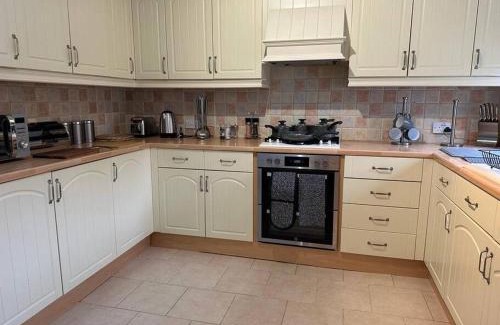 Wootton Bassett Casa | Tennyson House - Cul De Sac 3 Bedroom House for Families, Business Travellers, Contractors, Free Parking & Wifi, Nice Garden