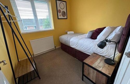 Wootton Bassett Casa | Tennyson House - Cul De Sac 3 Bedroom House for Families, Business Travellers, Contractors, Free Parking & Wifi, Nice Garden