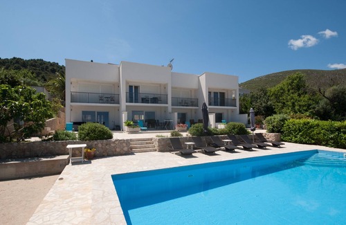 Vis Apartamento | Terrace apartment Neva with heated pool and sea view