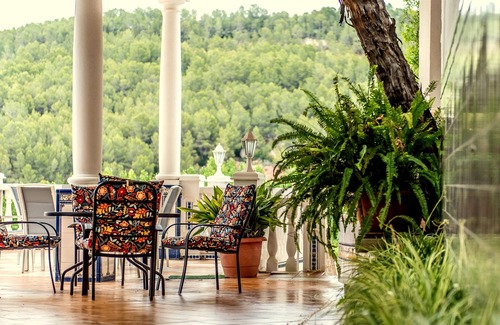 Anna Casa | Patio con vistas que impresionan, montañas y el sonido del agua en la fuente