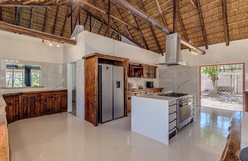 Greater Johannesburg Metropolitan Area Villa | Thatched Villa in a Guesthousenn