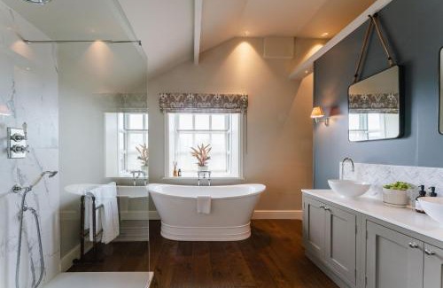 Grange Moor Hotel | The 3 Acres Inn & Restaurant