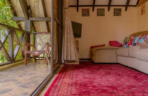 Nairobi Chalet De Esquí | The Annex at 64 : Cozy, rustic cottage/treehouse