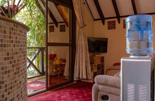 Nairobi Chalet De Esquí | The Annex at 64 : Cozy, rustic cottage/treehouse