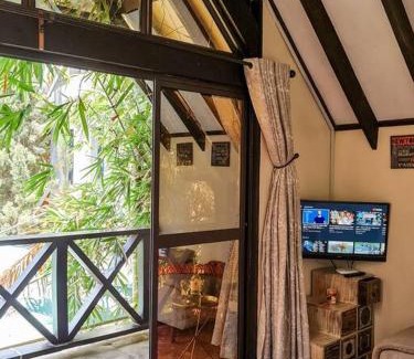 Nairobi Chalet De Esquí | The Annex at 64 : Cozy, rustic cottage/treehouse