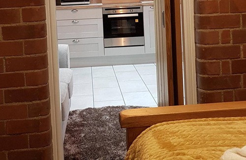 Newborough Cabaña | Rural-Confortable-Baño con ducha-Vista a la Calle-The Annexe