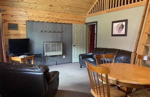 Cooke City-Silver Gate Cabina | The Antler Cozy Cabin! Cooke City, at the entrance of Yellowstone's NE Gate and Lamar Valley