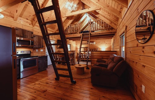 Hallsville Cabina | The Ashton - Cozy, classic, pet-friendly, three bed cabin in Hocking Hills!
