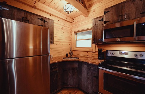 Hallsville Cabina | The Ashton - Cozy, classic, pet-friendly, three bed cabin in Hocking Hills!