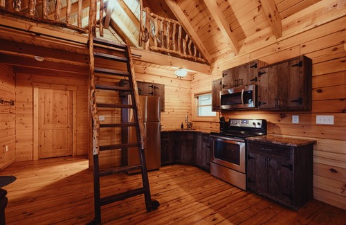 Hallsville Cabina | The Ashton - Cozy, classic, pet-friendly, three bed cabin in Hocking Hills!