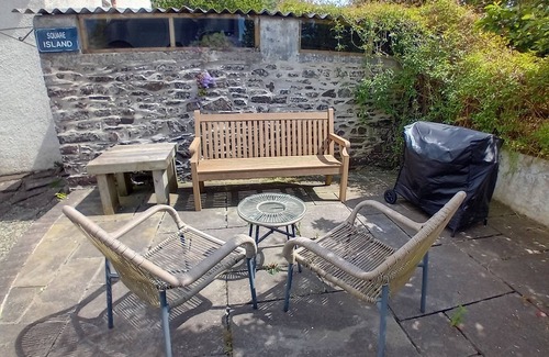 Pembroke Casa | The Barn, Square Island. Peaceful and pet friendly.