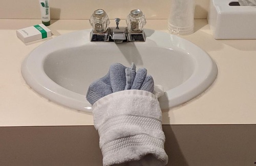 Humansville Hotel | The BarnwooD Inn