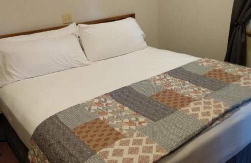 Humansville Hotel | The BarnwooD Inn