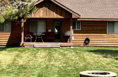 Fir Grove Estates Cabina | The Bears Den- A pet friendly, king bed cabin.