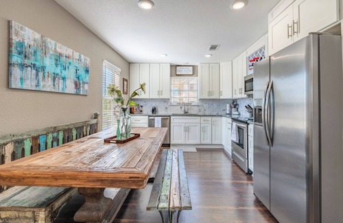 Higden Casa | “The Blue Bungalow” Great location RV hookup addon