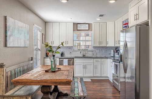 Higden Casa | “The Blue Bungalow” Great location RV hookup addon