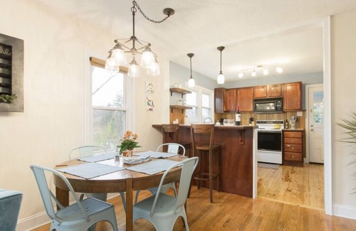 Weaverville Casa | El bungalow azul en el centro de Weaverville