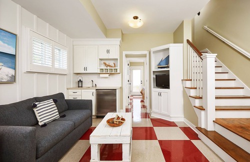 Holland Casa | "The Bridgeport" Luxury Townhome, Pool, Hot Tub, Golf Membership, Near Lake and Beaches