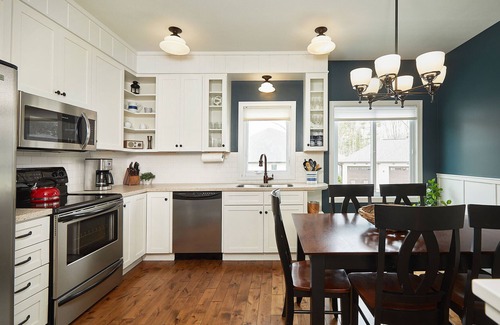 Holland Casa | "The Bridgeport" Luxury Townhome, Pool, Hot Tub, Golf Membership, Near Lake and Beaches