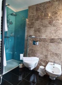 Lincoln Hotel | The Bronze Pig